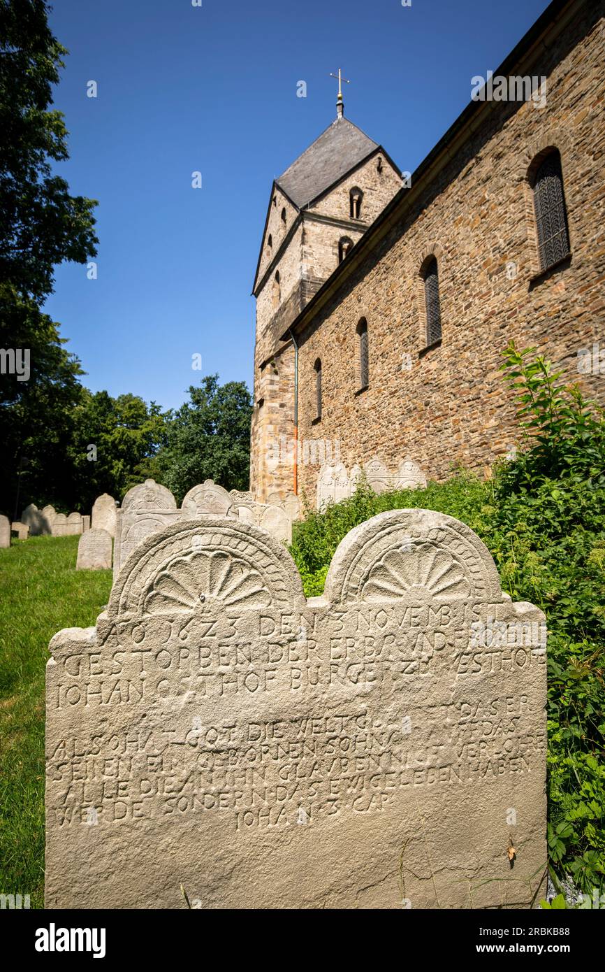 L'église St. Pierre dans le quartier Syburg, pierres tombales sur le cimetière, Dortmund, Rhénanie du Nord-Westphalie, Allemagne. Rue Die Kirche Peter zu Syburg Banque D'Images