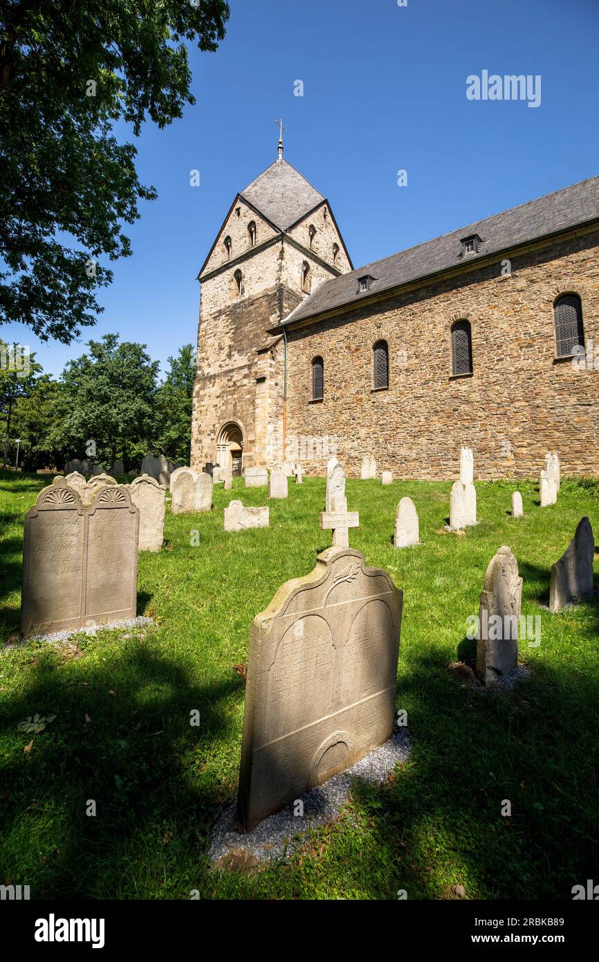 L'église St. Pierre dans le quartier Syburg, pierres tombales sur le cimetière, Dortmund, Rhénanie du Nord-Westphalie, Allemagne. Rue Die Kirche Peter zu Syburg Banque D'Images