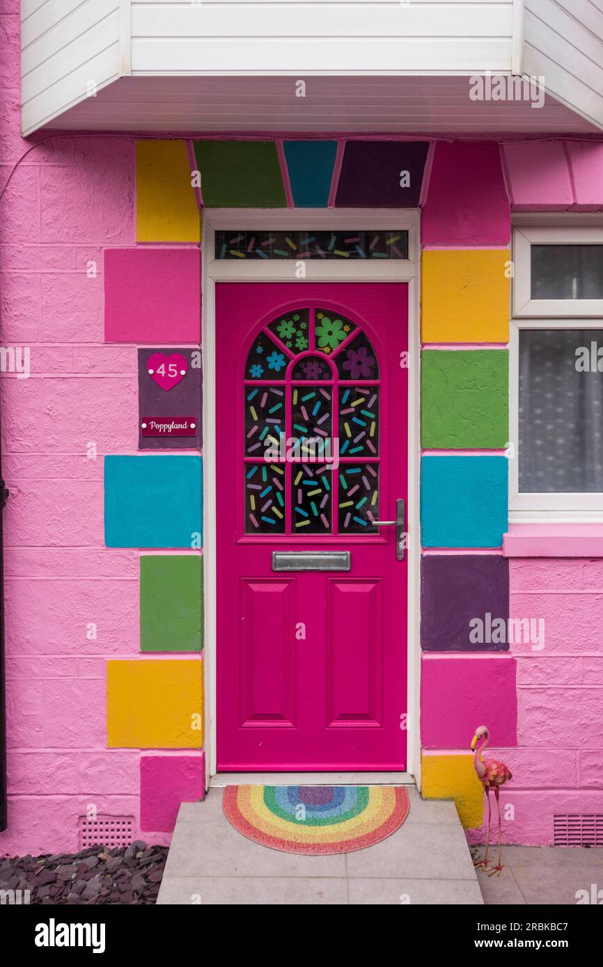 Porte d'entrée décorée en couleurs, Ventnor, île de Wight, Royaume-Uni Banque D'Images