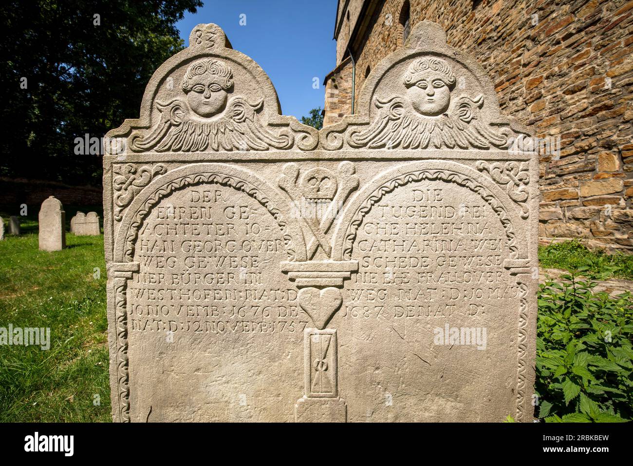 Vieilles pierres tombales sur le cimetière de l'église St. Peter dans le district Syburg, Dortmund, Rhénanie du Nord-Westphalie, Allemagne. alte Grabsteine auf dem Banque D'Images