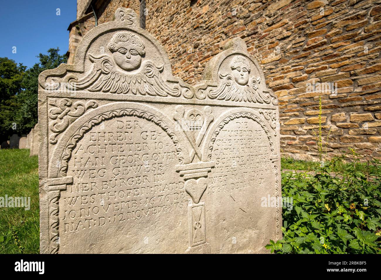 Vieilles pierres tombales sur le cimetière de l'église St. Peter dans le district Syburg, Dortmund, Rhénanie du Nord-Westphalie, Allemagne. alte Grabsteine auf dem Banque D'Images