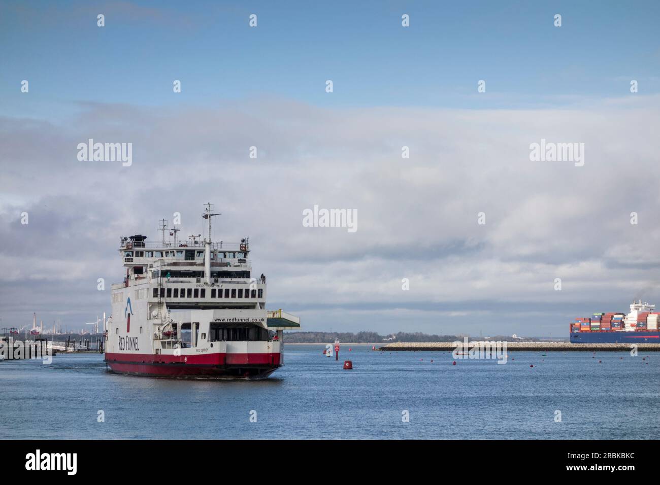 Ferry Red Funnel arrivant au port à East Cowes dans l'île de Wight, Royaume-Uni Banque D'Images