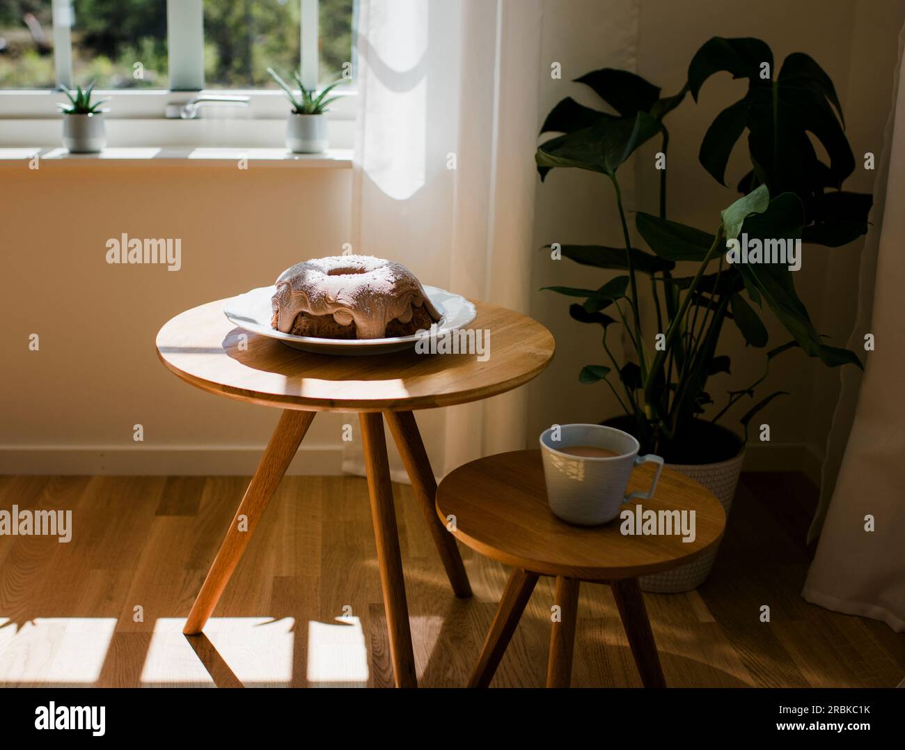 un gâteau au chocolat et une tasse de thé sur une table à la maison Banque D'Images