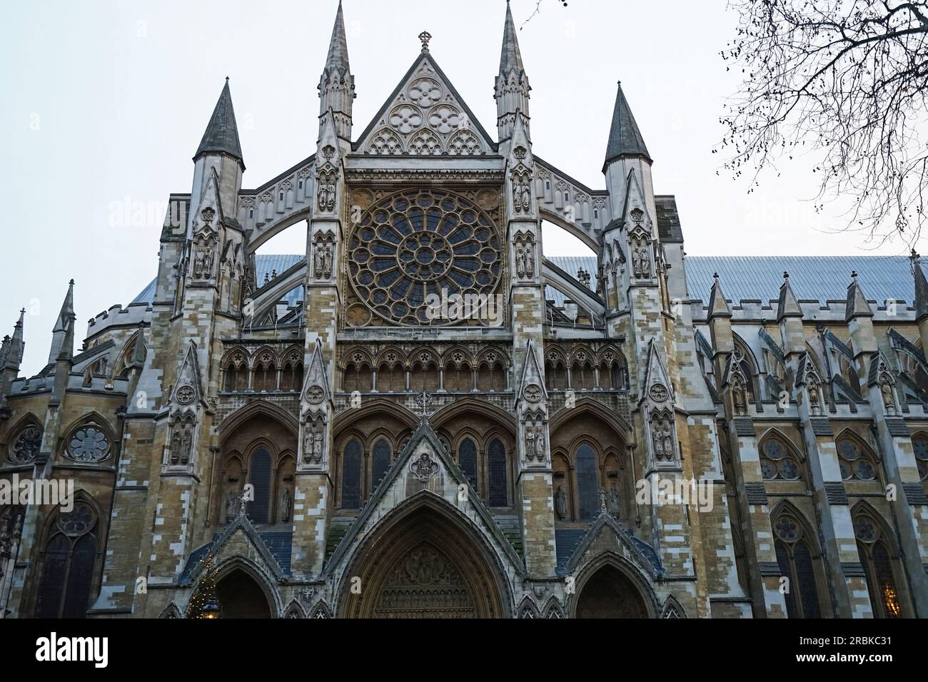 Architecture extérieure et conception des bâtiments de l'église gothique royale de l'abbaye de Westminster officiellement intitulée The Collegiate Church of St Pete - Londres, Royaume-Uni Banque D'Images