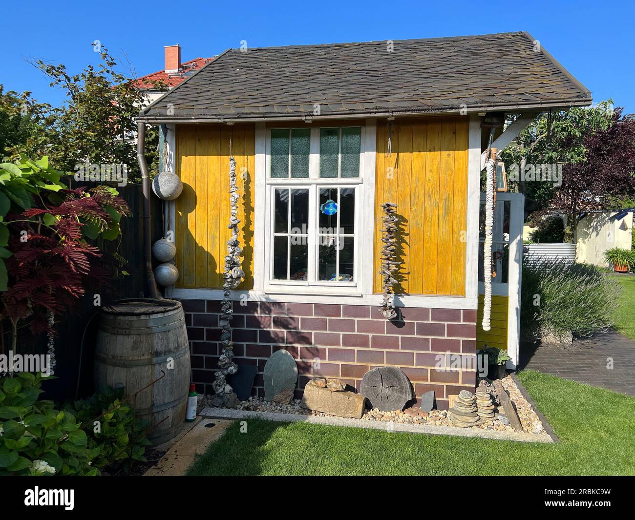 Petite maison de jardin jaune en Allemagne Banque D'Images