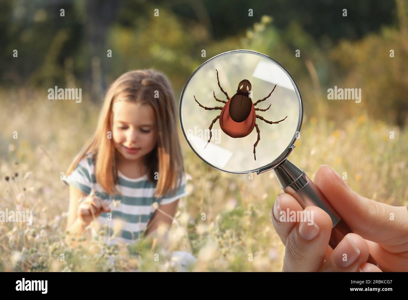 Danger saisonnier des loisirs de plein air. Fille jouant dans la nature. Femme montrant tique avec loupe, mise au point sélective Banque D'Images