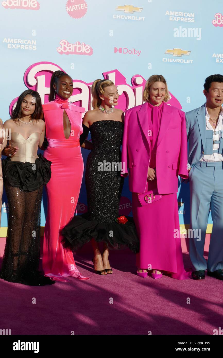 Los Angeles, Californie, Etats-Unis 9 juillet 2023 l'actrice Ariana Greenblatt, l'actrice Issa Rae, l'actrice Margot Robbie, la réalisatrice Greta Gerwig et l'acteur Simu Liu participent à Warner Bros. Images première mondiale de ÔBarbieÕ au Shrine Auditorium le 9 juillet 2023 à Los Angeles, Californie, États-Unis. Photo de Barry King/Alamy Live News Banque D'Images