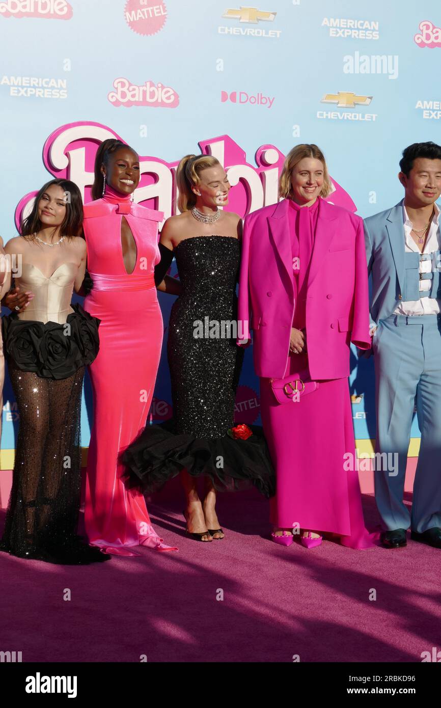 Los Angeles, Californie, Etats-Unis 9 juillet 2023 l'actrice Ariana Greenblatt, l'actrice Issa Rae, l'actrice Margot Robbie, la réalisatrice Greta Gerwig et l'acteur Simu Liu participent à Warner Bros. Images première mondiale de ÔBarbieÕ au Shrine Auditorium le 9 juillet 2023 à Los Angeles, Californie, États-Unis. Photo de Barry King/Alamy Live News Banque D'Images