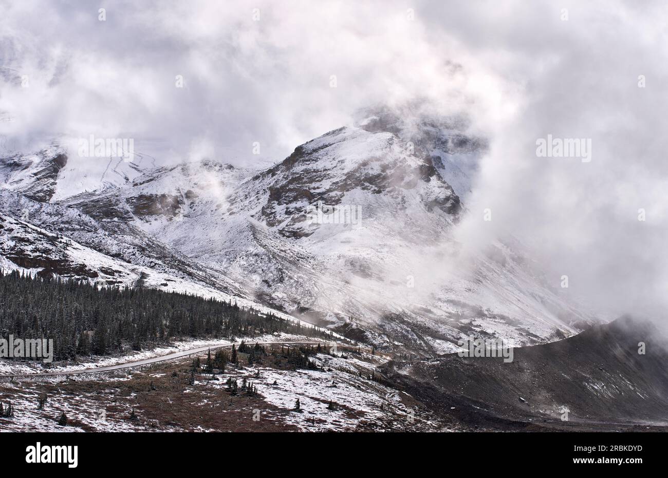 Une vue du glacier Athabasca qui est l'un des six principaux orteils du champ de glace Columbia. Prise du Glacier Skywalk à Jasper, Canada. Banque D'Images