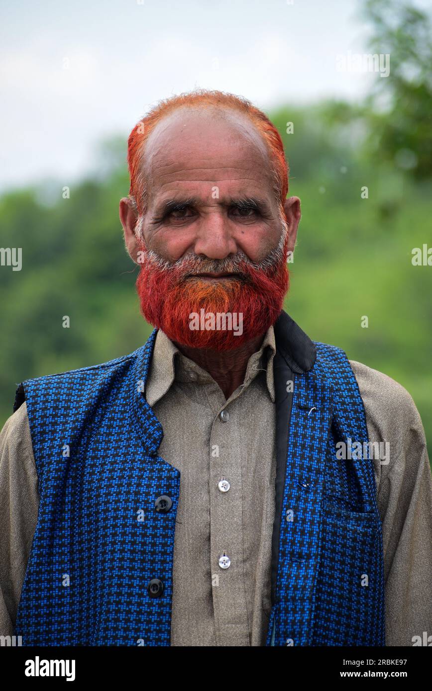 Un portrait saisissant d'un homme Gujar dans le district de kashmirs budgam, sa barbe rouge et ses cheveux ajoutant une touche supplémentaire de flamboyance. Photo de Danish Showkat Banque D'Images