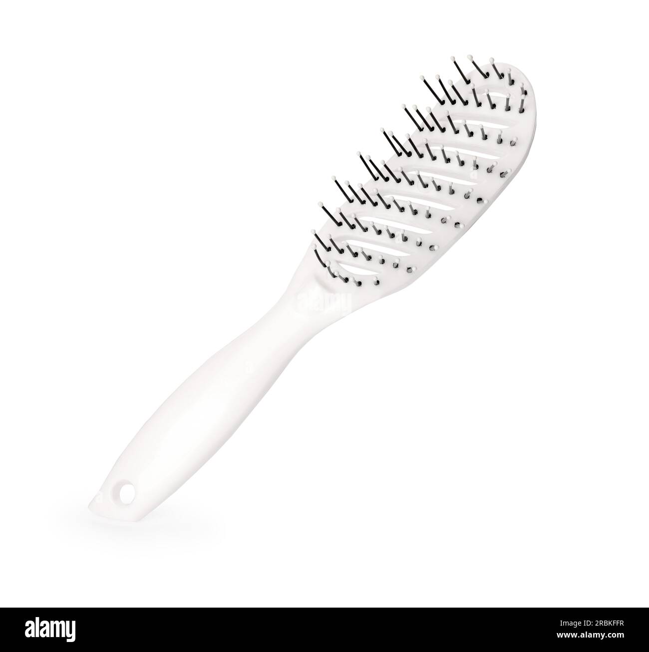 Une nouvelle brosse à cheveux en plastique isolée sur blanc Banque D'Images