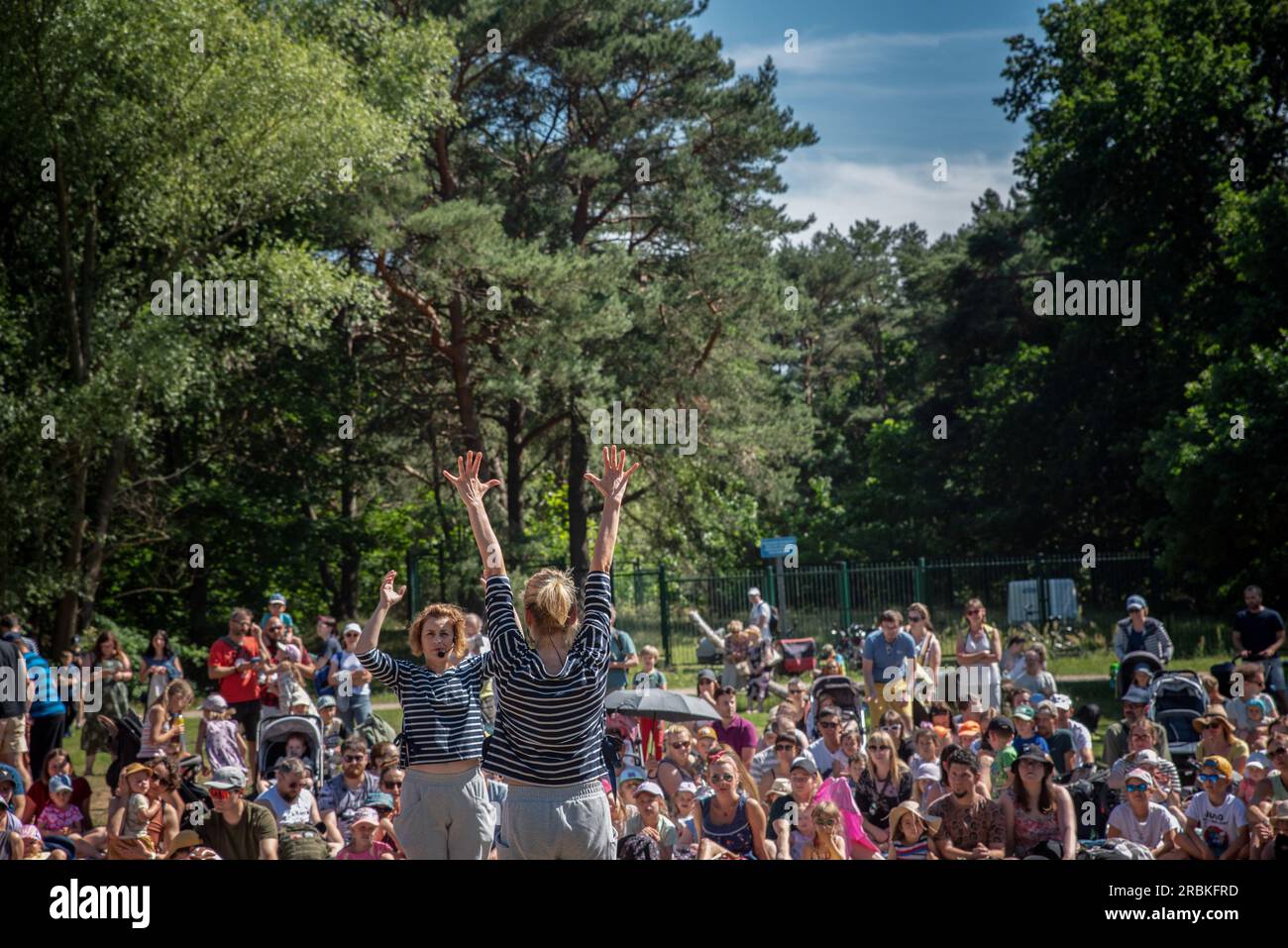 Gdansk, Pologne. 08 juillet 2023. Les acteurs interprètent la pièce 'Little Head' pendant le festival. Un festival de théâtre de rue et de plein air de trois jours a eu lieu dans le parc Ronald Reagan de Gdansk. Le public a eu l’occasion de voir les spectacles polonais et européens en plein air les plus intéressants, des spectacles à la limite des arts du cirque, des théâtres de danse et de marionnettes. Des artistes de théâtre ont présenté des spectacles pour enfants, adultes et sans limite d'âge. Crédit : SOPA Images Limited/Alamy Live News Banque D'Images