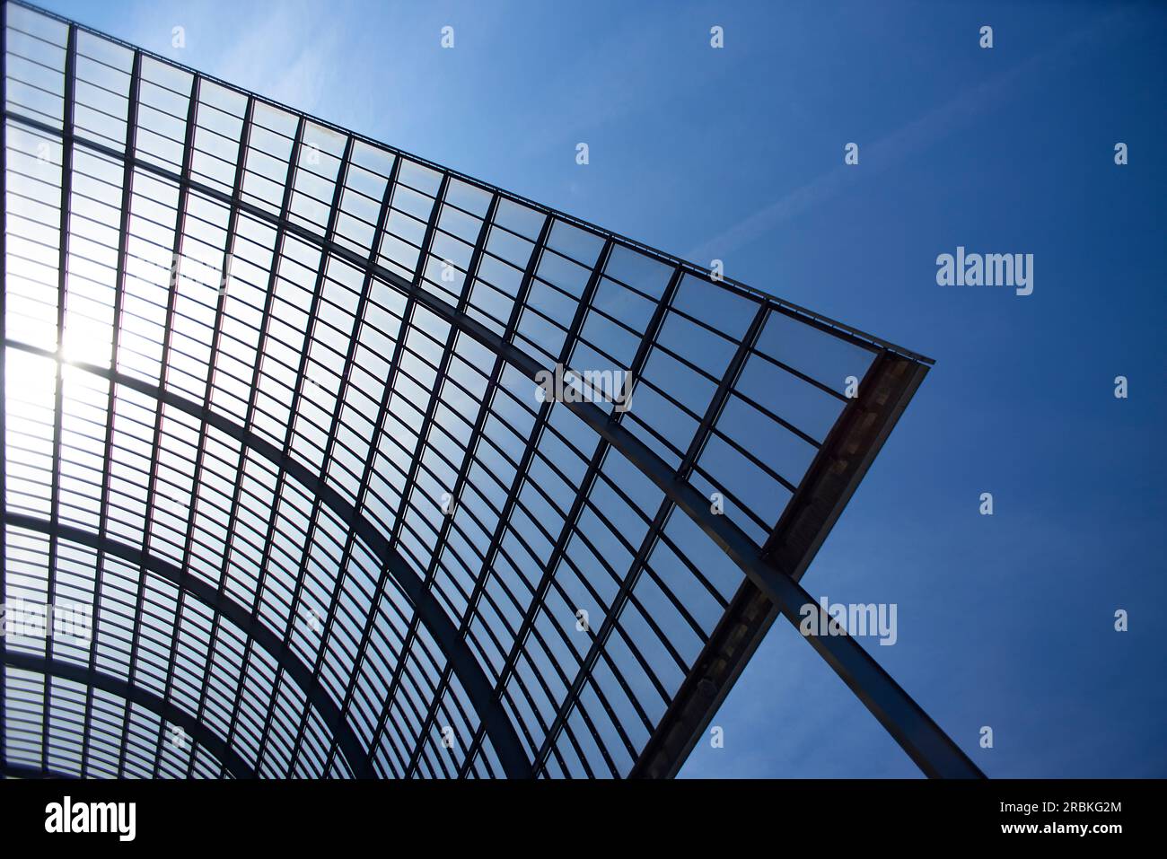 Toit en verre de conception moderne de la gare centrale d'Amsterdam au soleil éclatant Banque D'Images