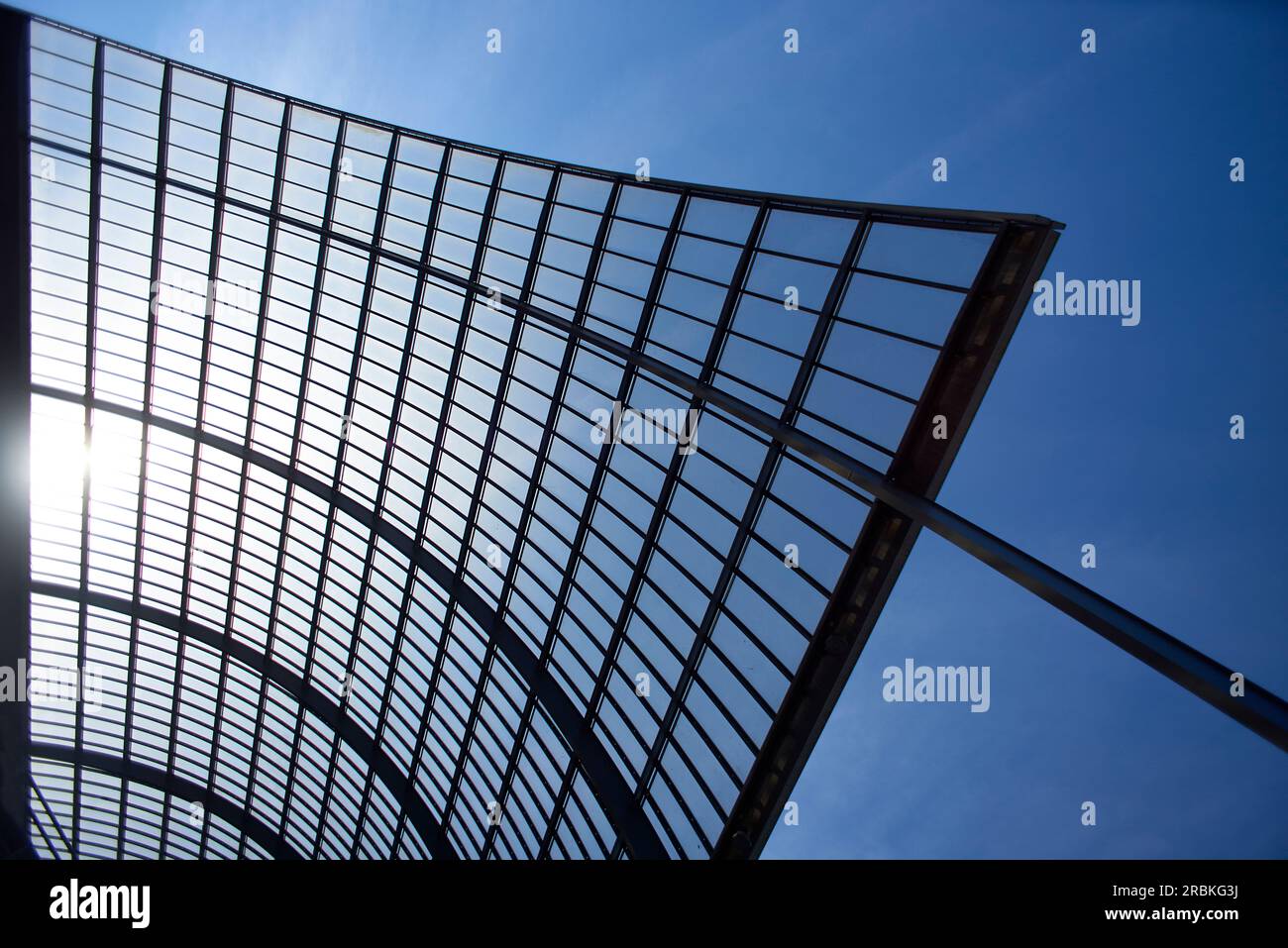 Toit en verre de conception moderne de la gare centrale d'Amsterdam au soleil éclatant Banque D'Images