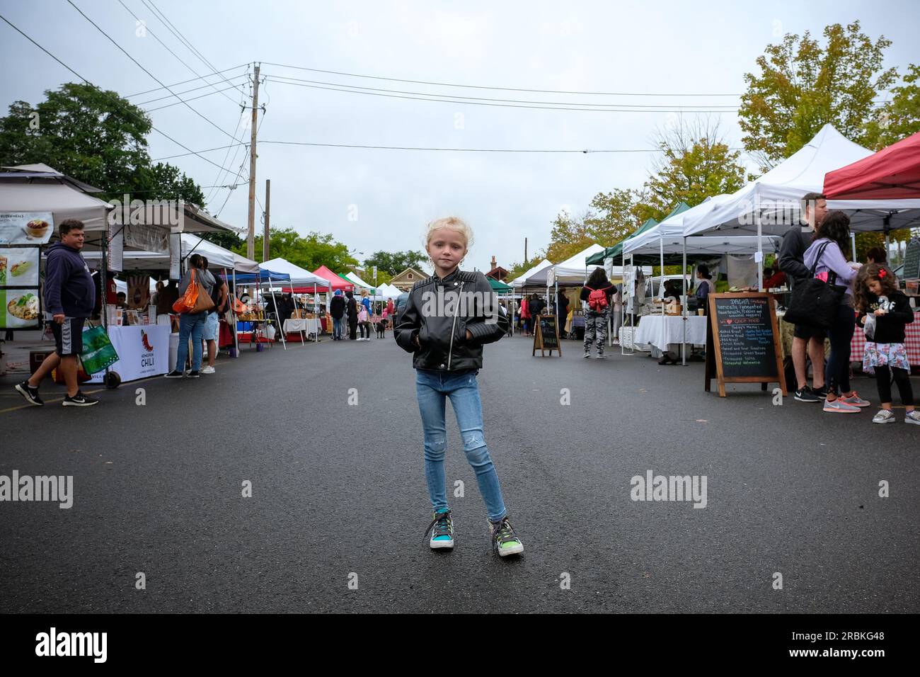 portrait de jeune fille debout dans le marché fermier dans la veste en cuir Banque D'Images