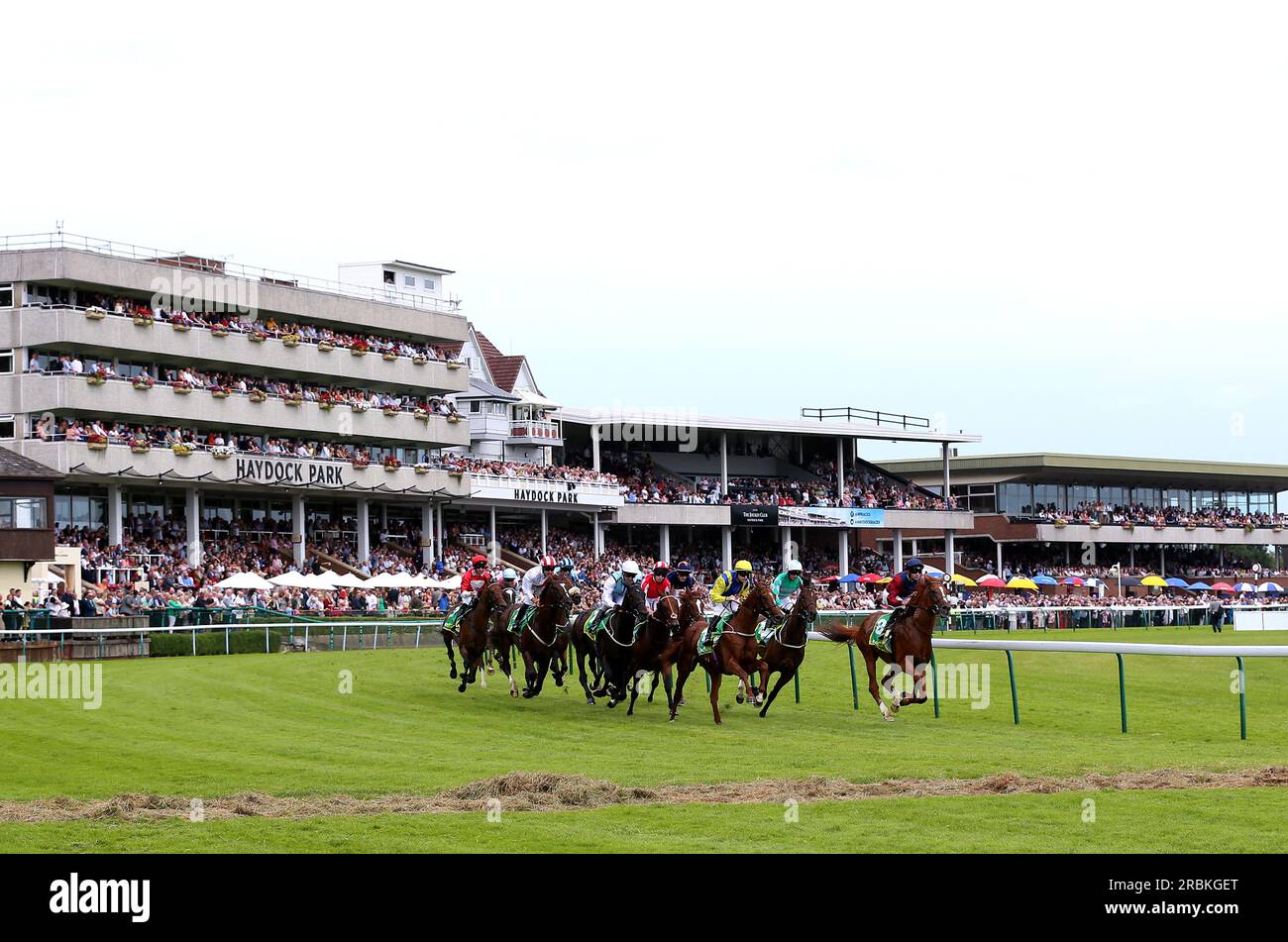 Coureurs et coureurs en action alors qu'ils concourent dans le bet365 handicap pendant bet365 Old Newton Cup Day du Old Newton Cup Festival 2023 à Haydock Park Racecourse, Merseyside. Date de la photo : Samedi 8 juillet 2023. Banque D'Images