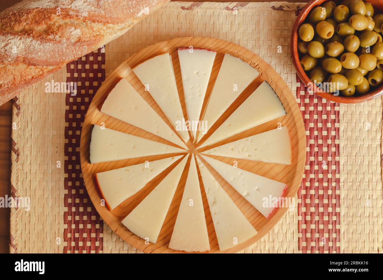 Délicieuse planche à fromage avec du pain rustique et des olives Banque D'Images