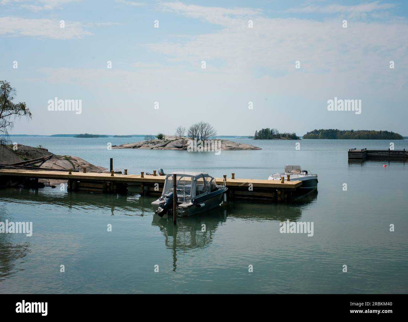 Bateau amarré à une jetée dans la mer sur une île en Suède Banque D'Images