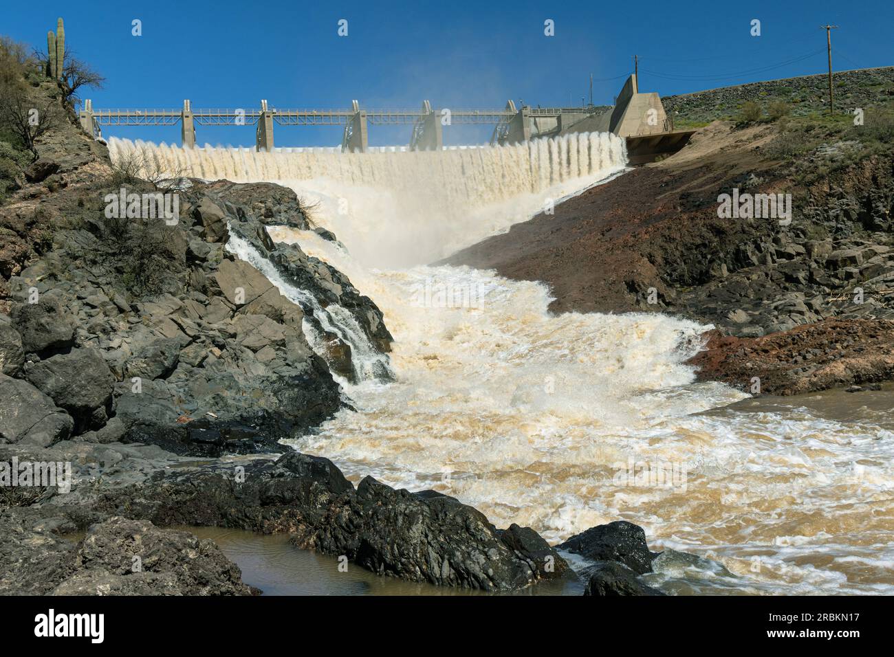 Barrage Horseshoe, après de fortes pluies le barrage du réservoir Horseshoe est ouvert et de l'eau est libérée dans la rivière Verde, USA, Arizona, Scottsdale Banque D'Images