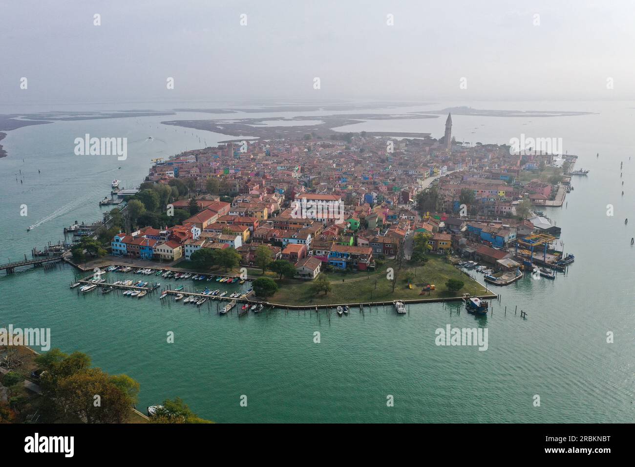 Vue aérienne de l'île de Burano dans la lagune de Venise, Burano, Venise, Italie, Europe Banque D'Images