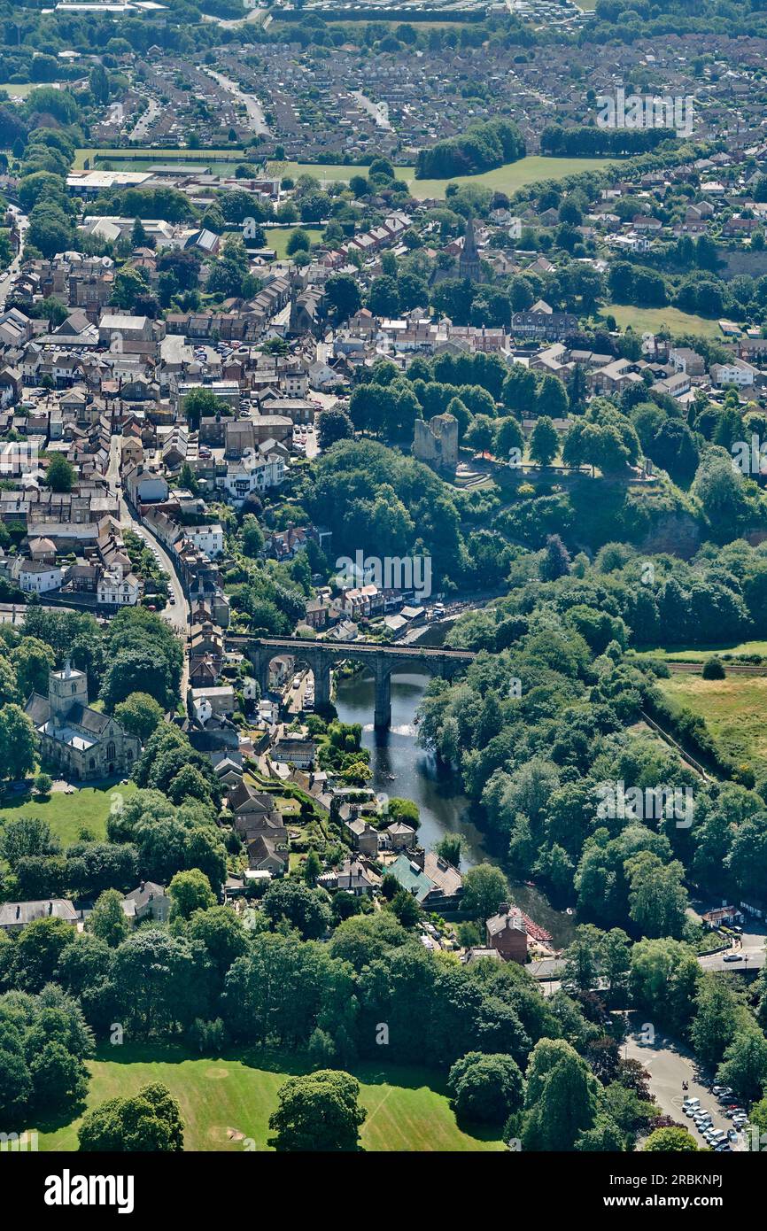 Une photographie aérienne de la ville historique de Knaresborough, dans le nord du Yorkshire, dans le nord de l'Angleterre, au Royaume-Uni, montrant la rivière Nidd Banque D'Images