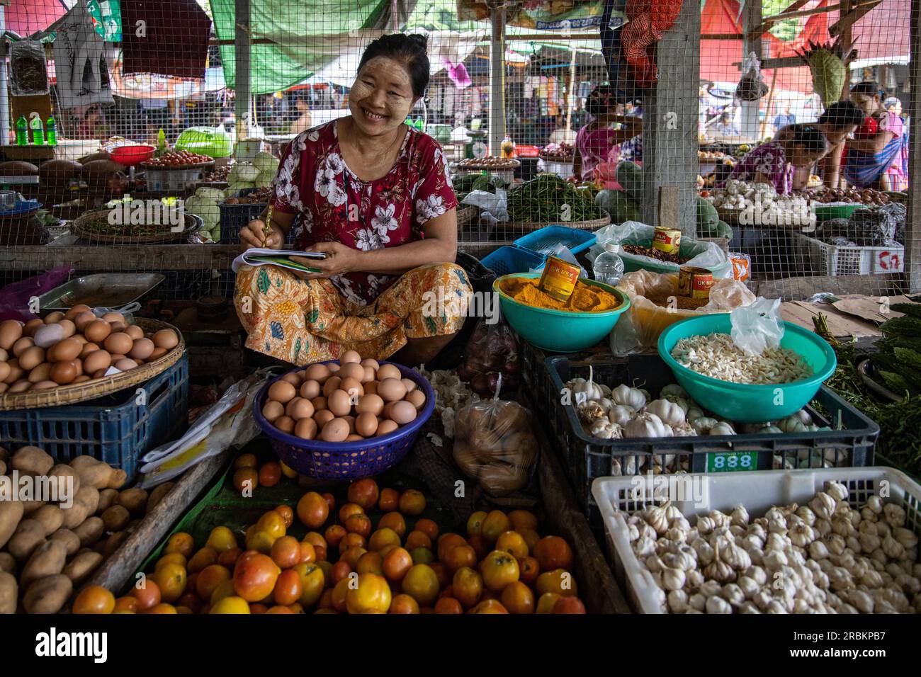 Heureux vendeur de fruits et légumes au marché local, Mawlaik Township, région de Sagaing, Myanmar, Asie Banque D'Images