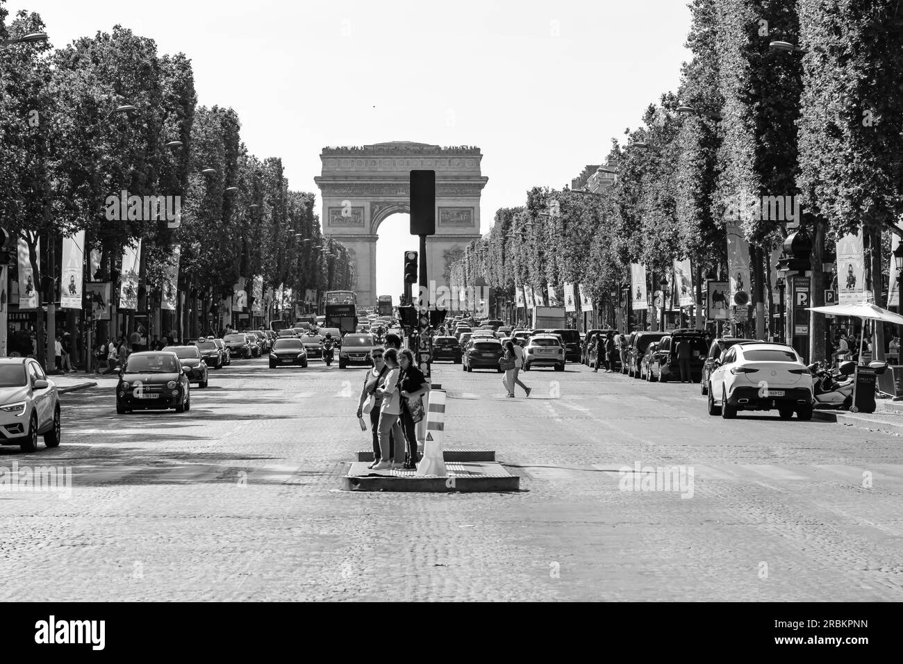 Paris, France - 25 juin 2023 : vue panoramique sur l'Arc de Triomphe, l'Arc de Triomphe de l'étoile et la célèbre Avenue des champs Elysées à Paris FRA Banque D'Images