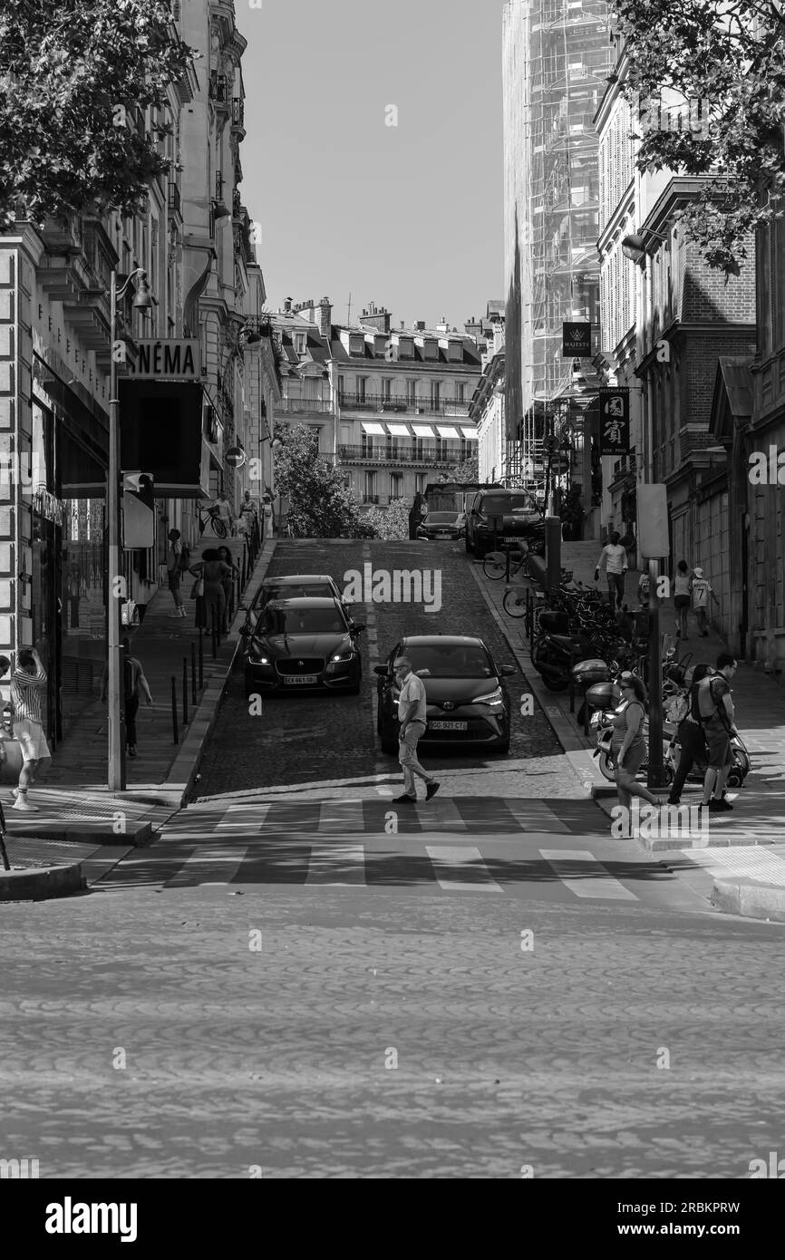 Paris, France - 25 juin 2023 : vue d'une rue latérale typique du centre de Paris France en noir et blanc Banque D'Images