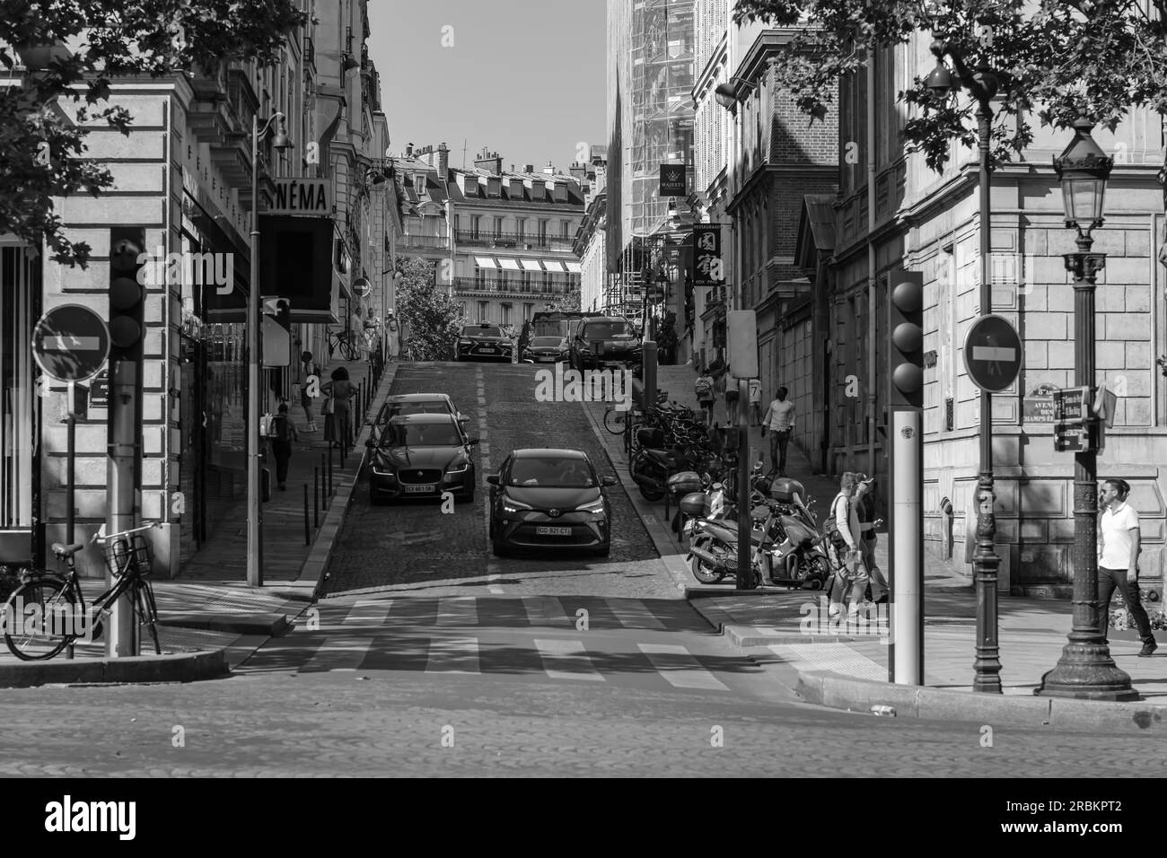 Paris, France - 25 juin 2023 : vue d'une rue latérale typique du centre de Paris France en noir et blanc Banque D'Images