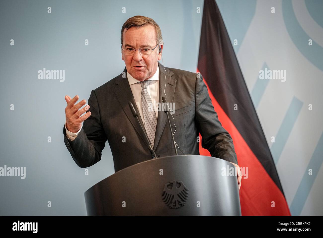 10 juillet 2023, Berlin : Boris Pistorius (SPD), ministre fédéral de la Défense, tient une conférence de presse aux côtés du ministre français de la Défense au ministère de la Défense. Les entretiens portent sur le programme franco-allemand d’armement du système de combat au sol principal du futur et sur le sommet de l’OTAN à Vilnius, qui débute le lendemain. Photo : Kay Nietfeld/dpa Banque D'Images