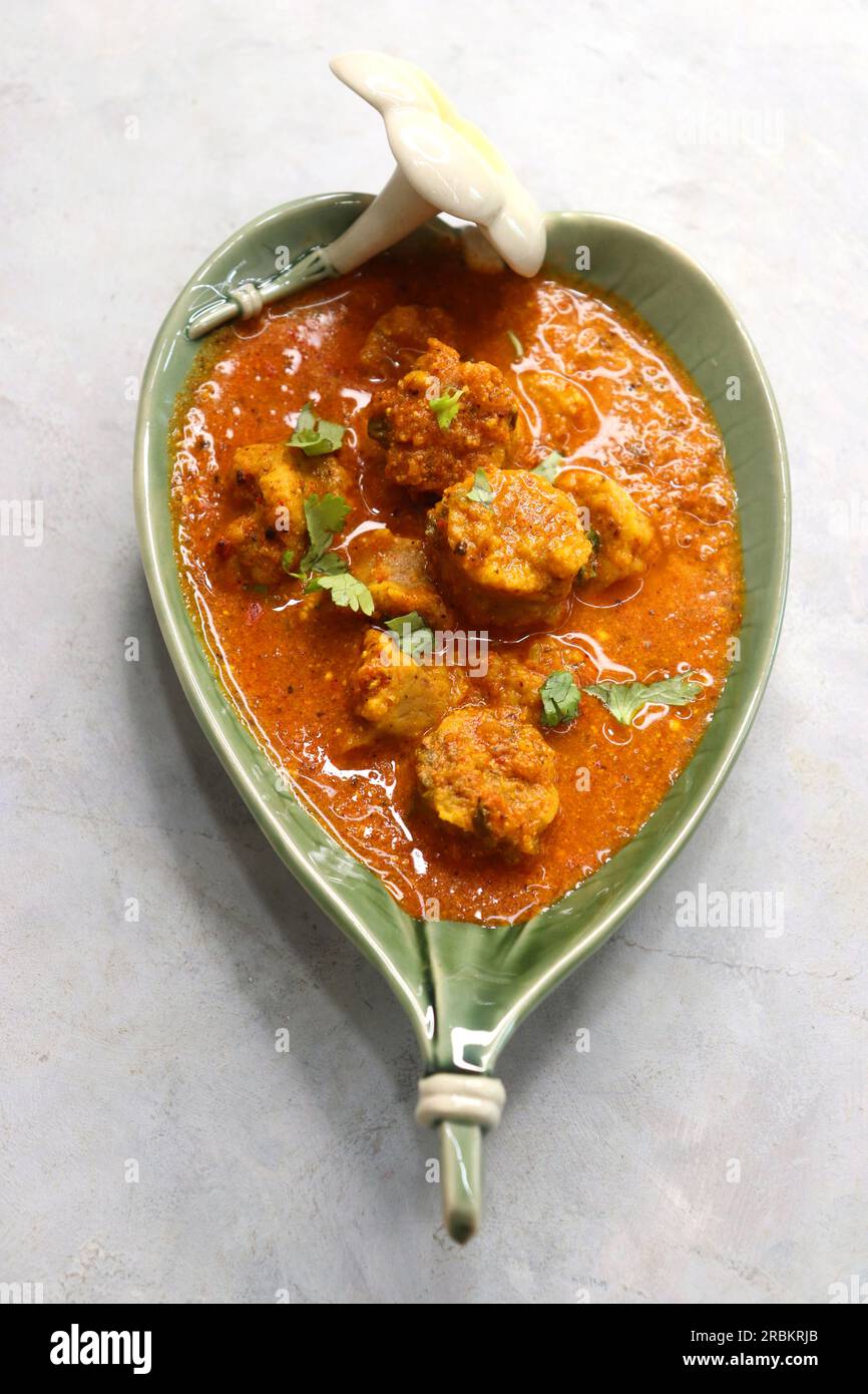 Rajasthani Gatta Curry ou Besan Ke Gatte Ki Sabzi. Gatte sont des cottes de farine de gramme ou des boulettes de farine de pois chiches sont cuites dans un curry de yaourt épicé et acidulé Banque D'Images