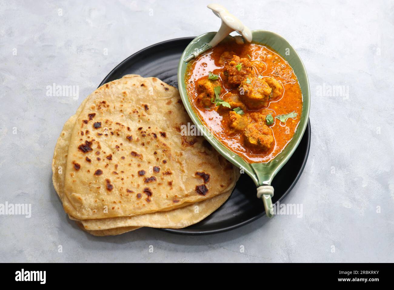 Rajasthani Gatta Curry ou Besan Ke Gatte Ki Sabzi. Gatte sont des cottes de farine de gramme ou des boulettes de farine de pois chiches sont cuites dans un curry de yaourt épicé et acidulé Banque D'Images