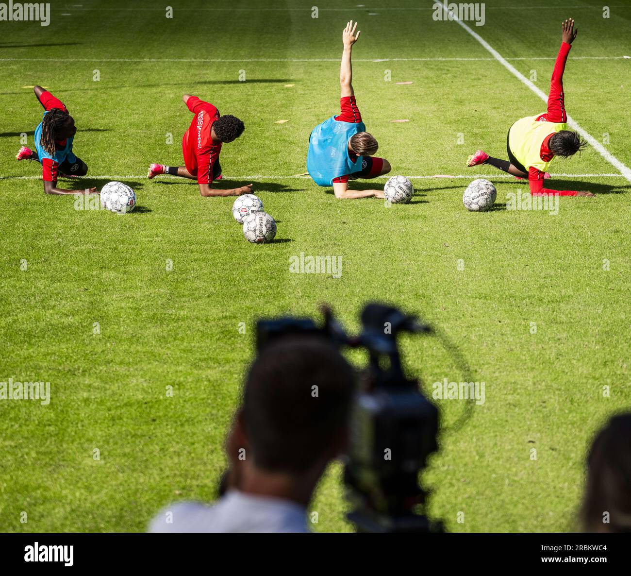 ALMERE - joueurs lors de la formation du club de football Almere City. Le plus jeune club professionnel des pays-Bas a été promu en Eredivisie et se prépare pour la nouvelle saison de football. ANP FREEK VAN DEN BERGH Banque D'Images