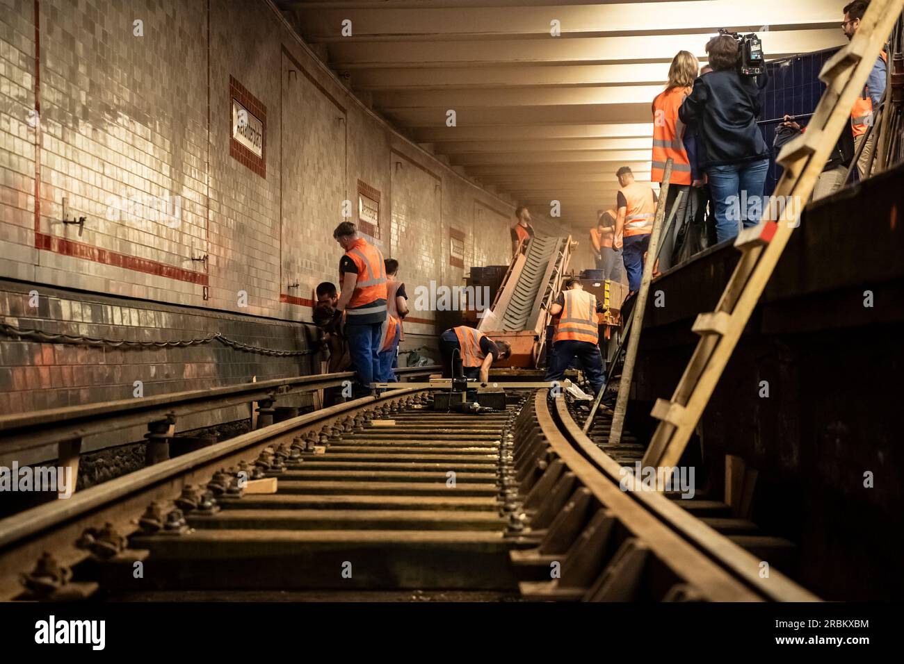 Berlin, Allemagne. 10 juillet 2023. Des travailleurs sont vus lors d'un événement de presse dans le tunnel du chantier de construction U2 à Alexanderplatz. Après les vacances d'été, les trains devraient circuler à nouveau dans le tunnel fermé, crédit : Paul Zinken/dpa/Alamy Live News Banque D'Images