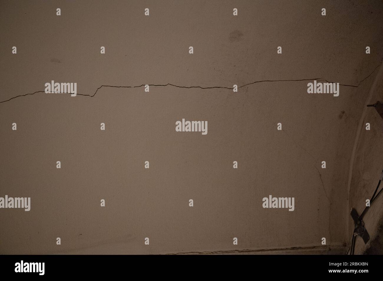 Berlin, Allemagne. 10 juillet 2023. Lors d'un événement de presse, une longue fissure peut être vue dans le tunnel du chantier U2 à Alexanderplatz. Il surveille si des décalages se produisent dans la paroi du tunnel. Après les vacances d’été, les trains devraient circuler à nouveau dans le tunnel fermé, crédit : Paul Zinken/dpa/Alamy Live News Banque D'Images