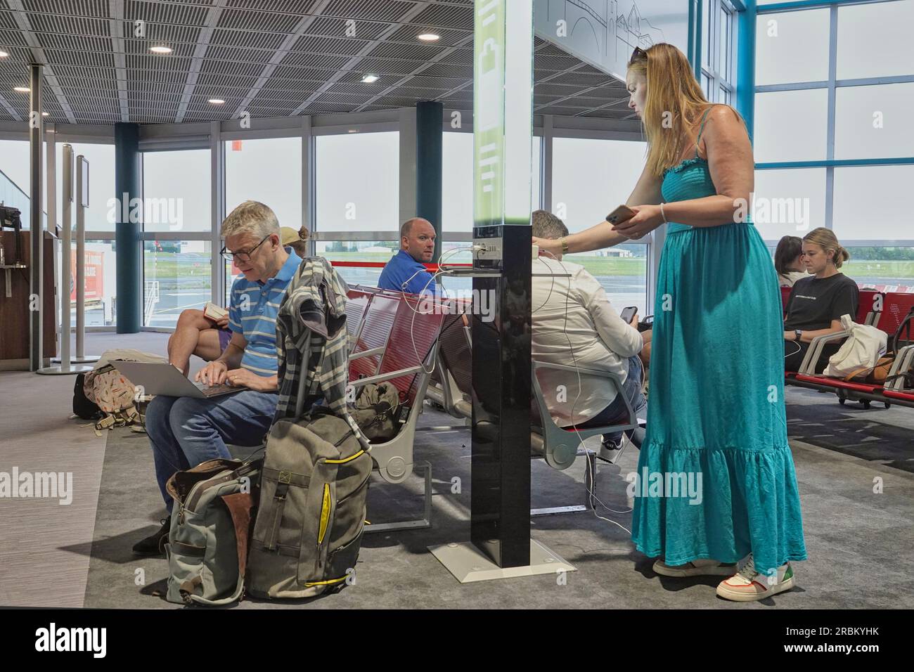3 juillet 2023 - aéroport de Biarritz, France. Les passagers de l'aéroport de Biarritz utilisant leurs appareils numériques et l'aéroport a fourni des ports de recharge pendant Banque D'Images