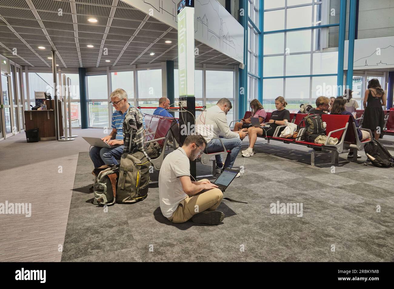 3 juillet 2023 - aéroport de Biarritz, France. Les passagers de l'aéroport de Biarritz utilisant leurs appareils numériques et l'aéroport a fourni des ports de recharge pendant Banque D'Images