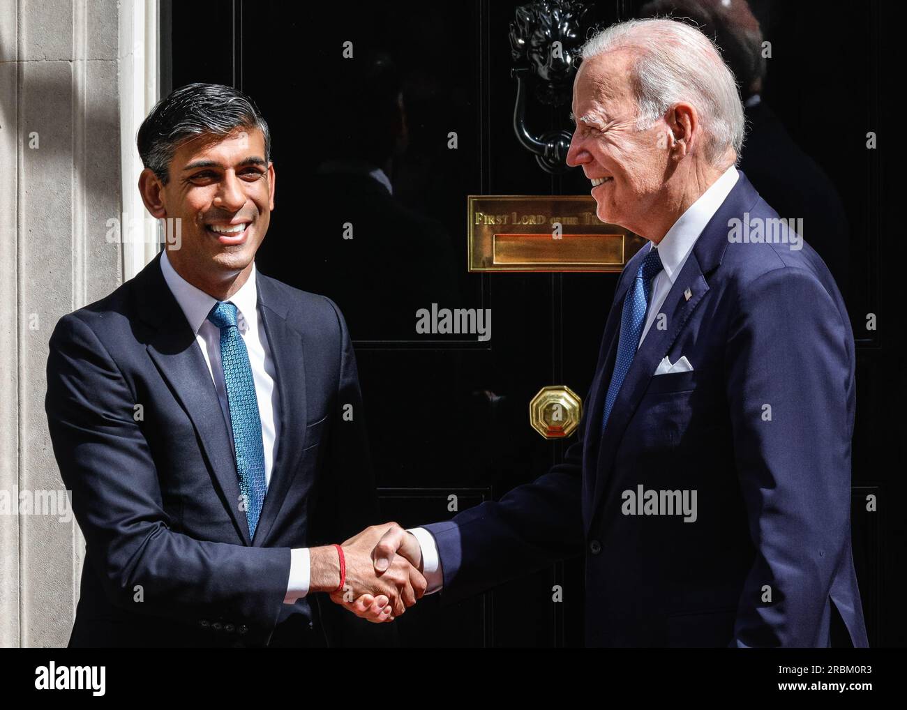 Londres, Royaume-Uni. 10 juillet 2023. Joe Biden (Joseph Robinette Biden Jr.), président des États-Unis d'Amérique, est accueilli au 10 Downing Street par Rishi Sunak, Premier ministre du Royaume-Uni, tous deux réapparaissent après de courtes réunions et M. Biden quitte Downing Street dans le cortège. Biden se rend au Royaume-Uni pour rencontrer le Premier ministre, puis le roi Charles, avant de se rendre au sommet de l’OTAN en Lituanie. Crédit : Imageplotter/Alamy Live News Banque D'Images