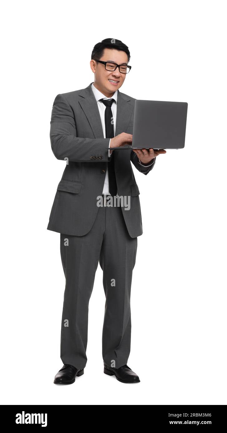Homme d'affaires en costume travaillant sur un ordinateur portable sur fond blanc Banque D'Images