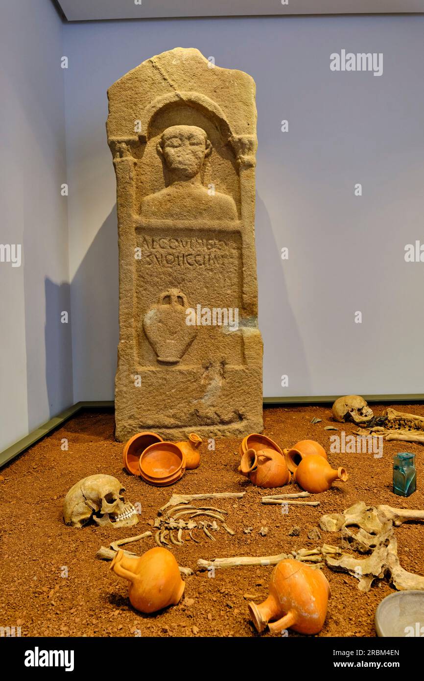France, Aveyron (12), Rodez, Musée de la Fenaille, stèle d'Alcovindus et enterrement d'une femme (gallo-romaine) Banque D'Images