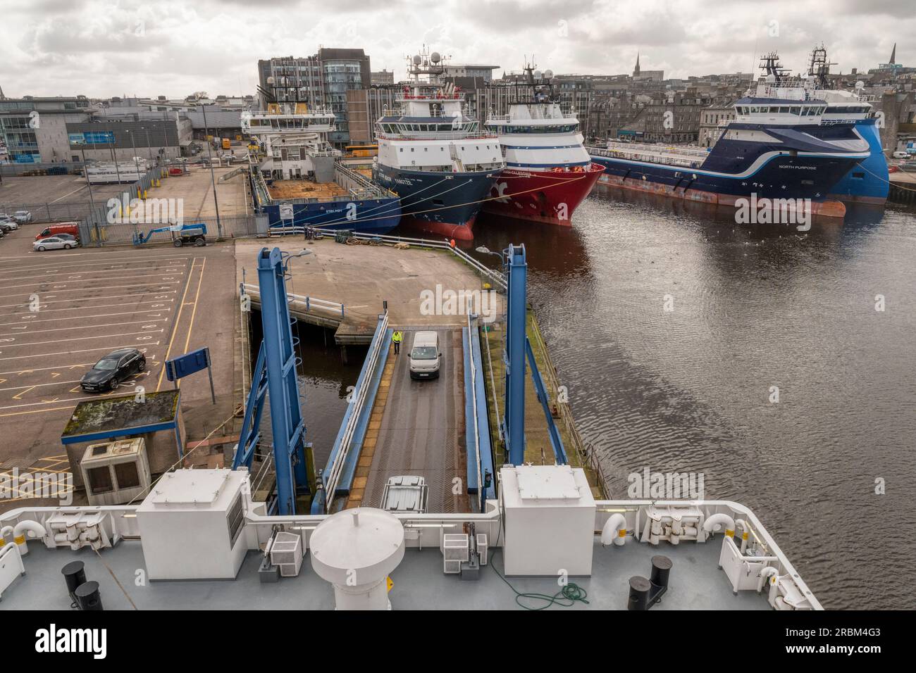 Véhicules à bord du ferry MV Hjaltland dans le port d'Aberdeen pour le voyage à Kirkwall sur les Orcades et Lerwick sur les Shetland. Banque D'Images