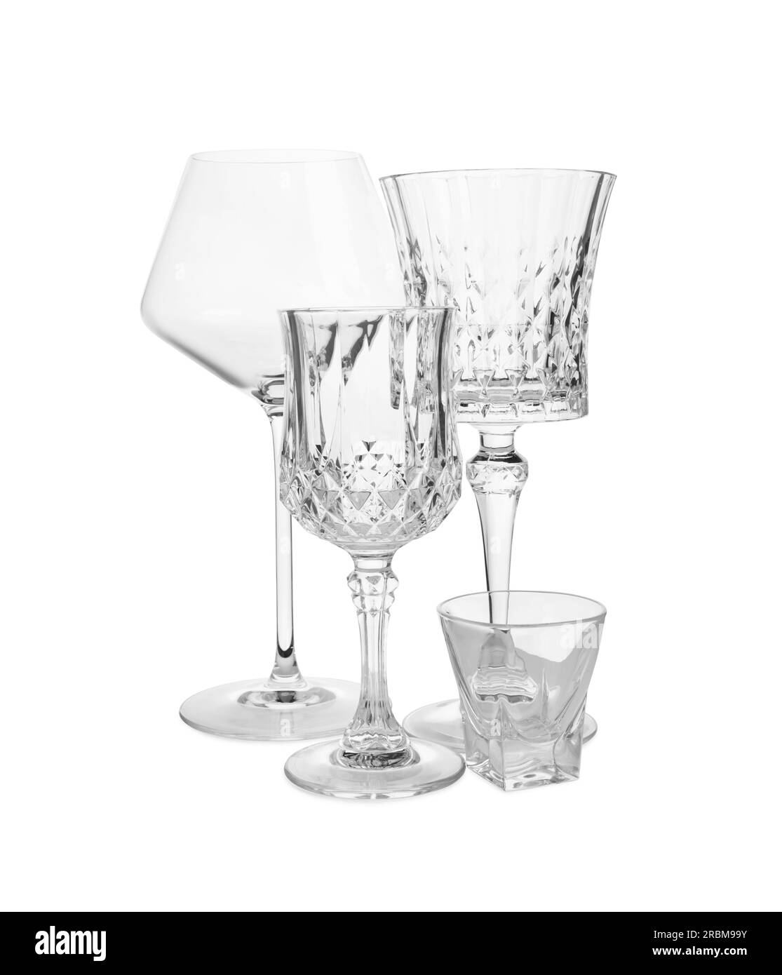 Différents vins vides élégants et verres à shot isolés sur blanc Banque D'Images