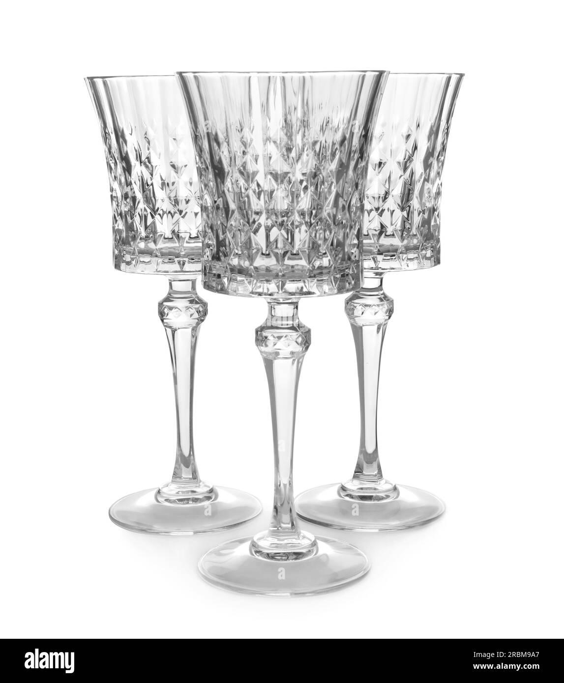 Élégants gobelets de vin vides propres isolés sur blanc Banque D'Images