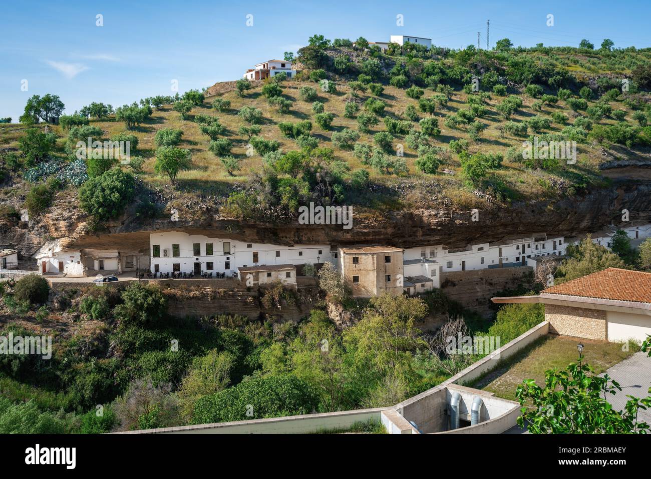 Vue sur la ville avec habitations rocheuses et rue Calle Cuevas del sol - Setenil de las Bodegas, Andalousie, Espagne Banque D'Images