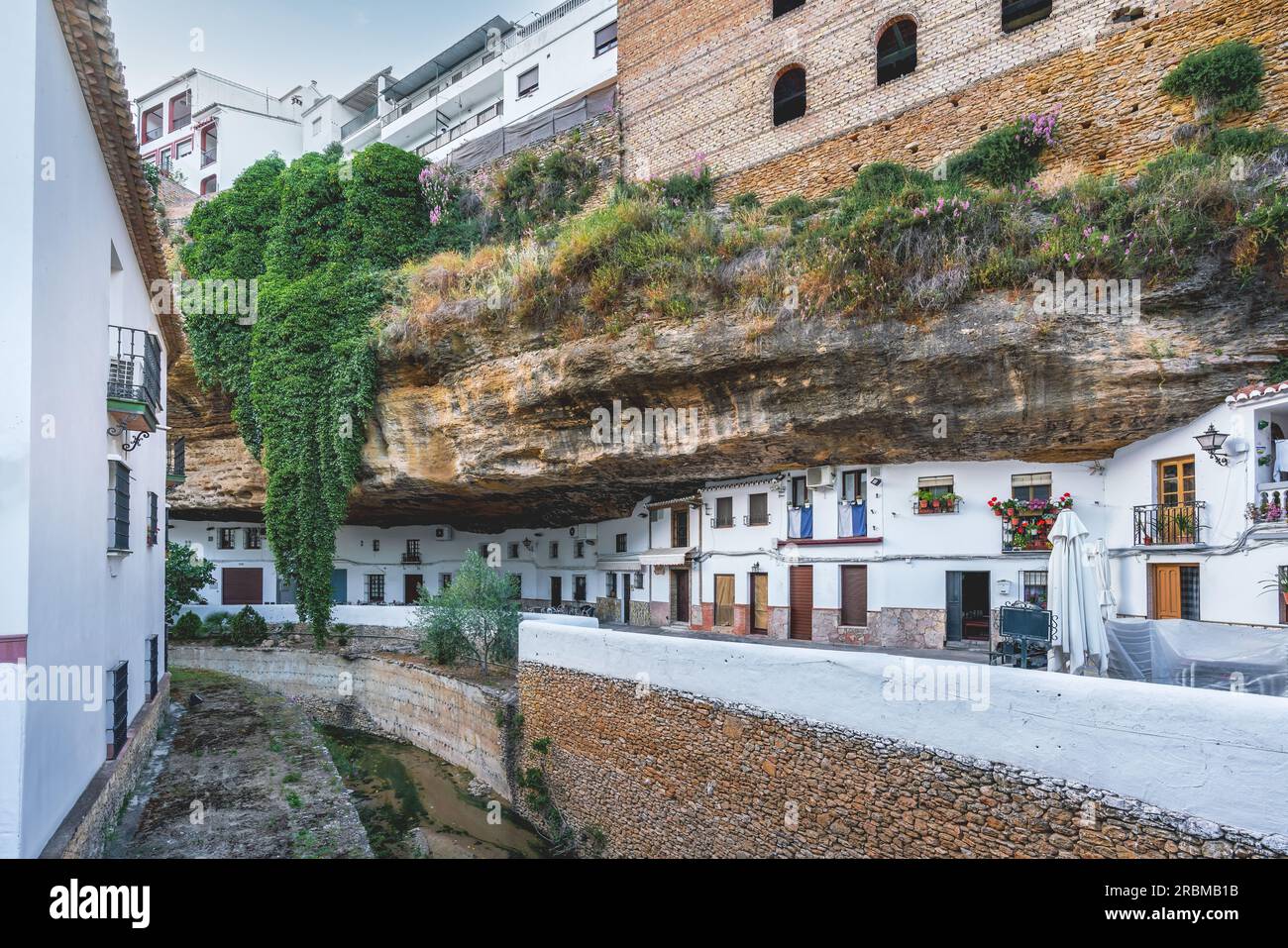 Calle Cuevas del sol rue avec rochers habitations et restaurants - Setenil de las Bodegas, Andalousie, Espagne Banque D'Images