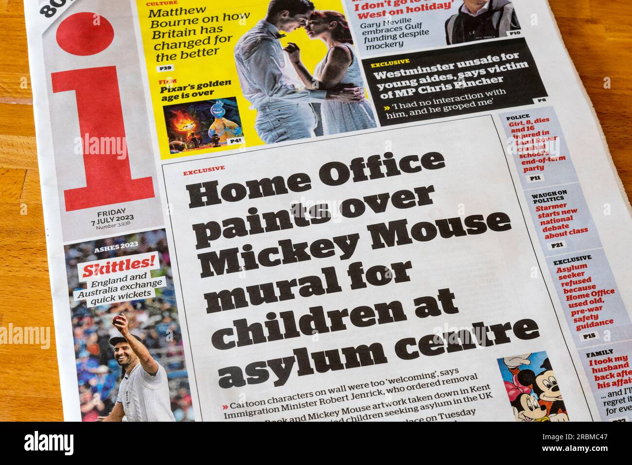 7 juillet 2023. Le titre sur la première page du journal i lit que le Home Office peint sur la murale de Mickey Mouse pour les enfants du centre d'asile. Banque D'Images