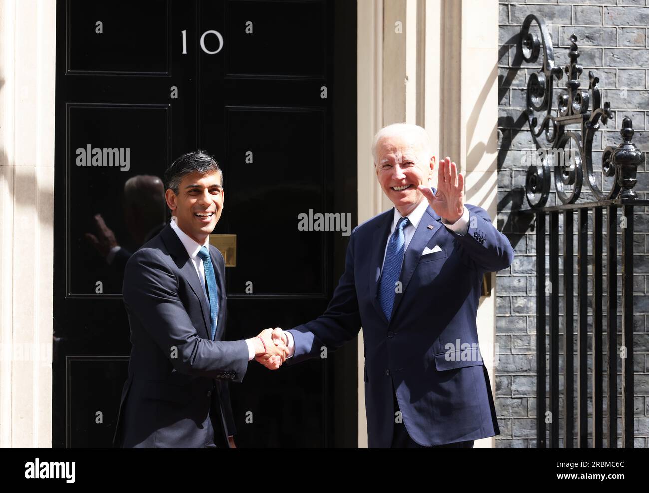 Londres, Royaume-Uni, 10 juillet 2023. Le Premier ministre britannique et le président américain Joe Biden se sont accueillis chaleureusement à Downing Street ce matin, malgré le désaccord public au sein de l'alliance sur la récente décision des États-Unis d'envoyer des bombes à fragmentation pour aider l'Ukraine. Biden partait ensuite pour rencontrer le roi Charles à Windsor. Crédit : Monica Wells/Alamy Live News Banque D'Images