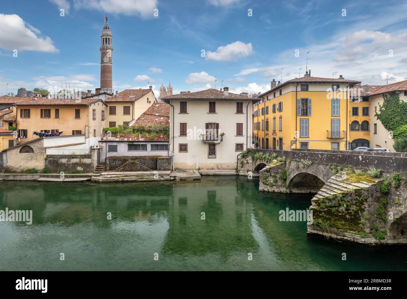 Palazzolo sull'Oglio, Italie - paysage urbain avec vieux pont en pierre sur la rivière Oglio Banque D'Images