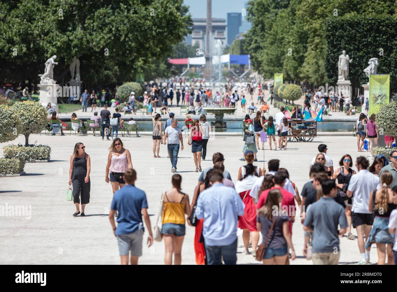 Jardin des Tuileries. Les gens marchent dans l'Allee Centrale au 17e siècle, les jardins des Tuileries par une chaude journée ensoleillée. 1 Arr. Place de la Concorde, Paris Banque D'Images