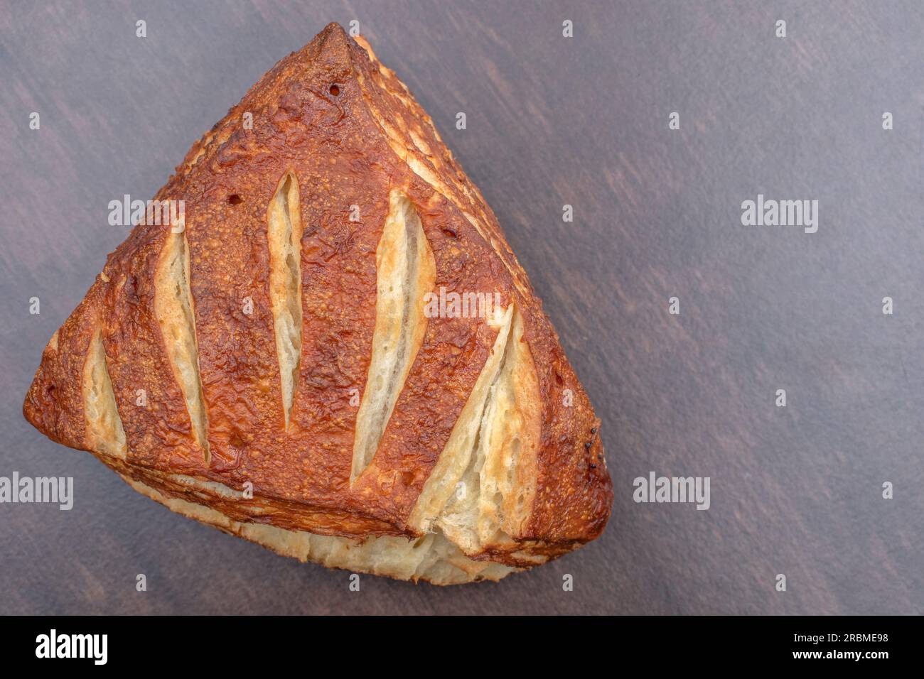 Le coin bretzel est préparé avec du vrai beurre. La pâte danoise corsée est recouverte d'une couche de lessive. Banque D'Images